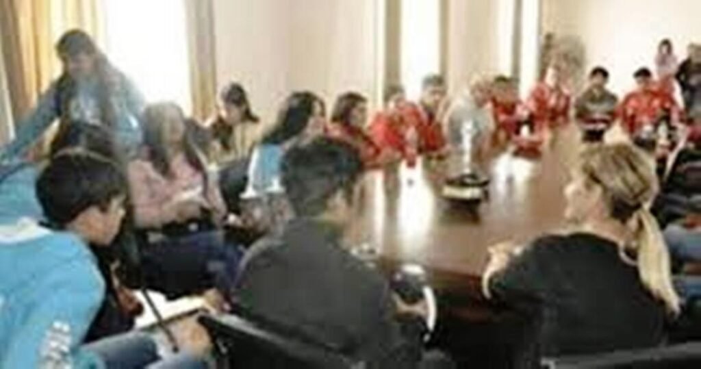 Cañuelas, Marisa Fassi recibió en la Municipalidad a jóvenes de Uribelarrea y Petion.
