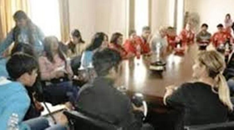 Cañuelas, Marisa Fassi recibió en la Municipalidad a jóvenes de Uribelarrea y Petion.