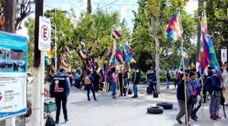 Cañuelas, protesta en la plaza San Martín, de un grupo político  de  El Jaguel, Ezeiza, Monte Grande y Ciudad Evita.