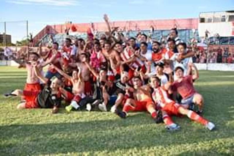 Cañuelas, es el Campeón del torneo Apertura de Primera C, se los espera a los Jugadores del C.F.C en la Plaza San Martín, hoy 0:30 hs.