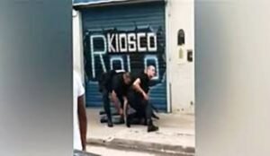 Cañuelas, la fiesta de año nuevo en plaza belgrano empezó sin luz termino con botellazos contra la policía.