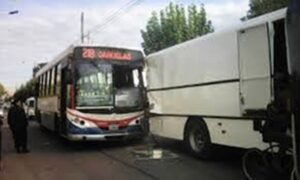 Cañuelas Micro de Almafuerte 218 provocó un accidente por negligencia de su Chofer.