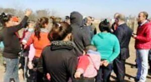 Cañuelas-el-intendente-municipal-arrieta-se-acercó-en-la-zona-de-conflicto-con-las-personas-que-usurpan-en-el-barrio-la-unión.