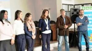 Cañuelas, la secretaria de producción de la municipalidad, en una reunión con emprendedores y comerciantes locales.