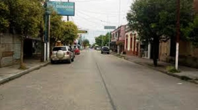 Edesur, están paseando las escaleras por el centro de Cañuelas y la gente sin energía eléctrica.