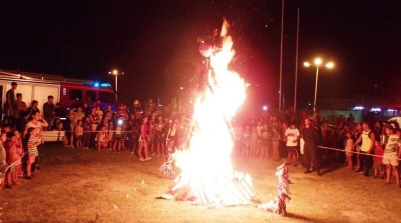 Cañuelas, cierre de la Colonia de Verano del gobierno Municipal en la Pileta Municipal del Barrio Libertad. Con la quema del Rey Momo.
