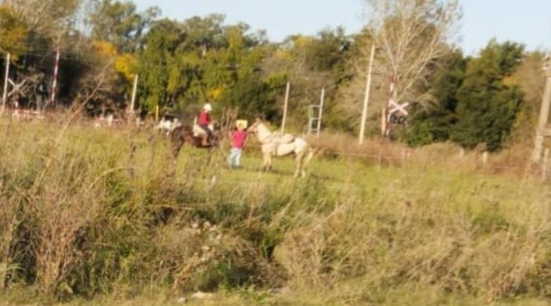 Cañuelas en Cuarentena  algunos cabeza de termo juegan al Pato a 200 metros del Castillo de la Finaco.