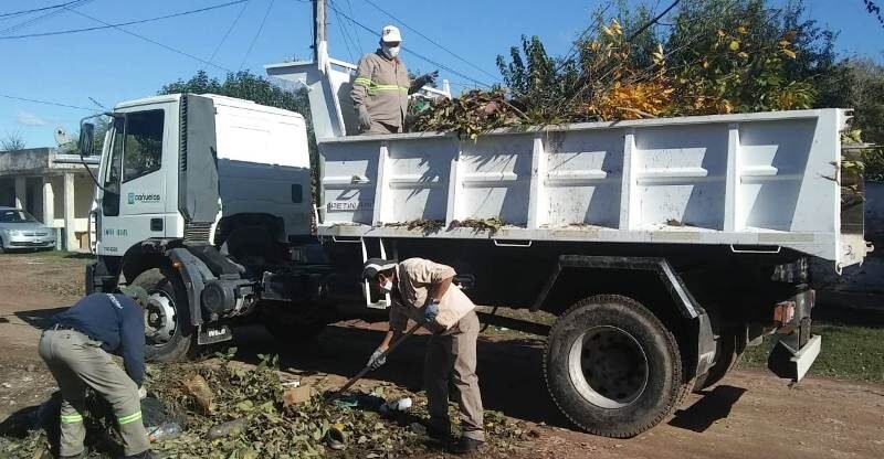 Cañuelas , el Gobierno Municipal continúa con los trabajos reorganizados por la Secretaría de Gobierno y contiguo con Defensa Civil, Cooperativas, personal de Tránsito y agentes municipales.
