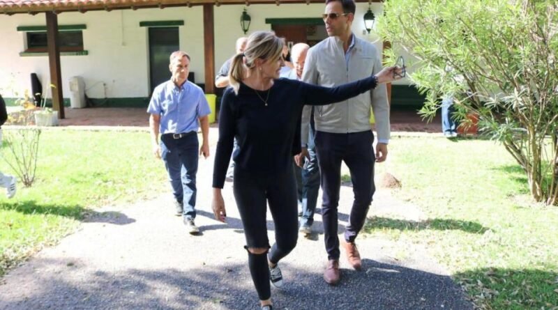  Cañuelas, la Intendenta Municipal , Visita al Centro de SMATA donde se instalará un “hotel de aislamiento”.