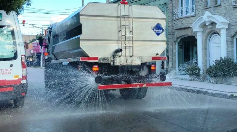 Cañuelas , desinfección con regadores en vía pública.