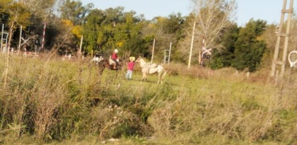Cañuelas en Cuarentena  algunos cabeza de termo juegan al Pato a 200 metros del Castillo de la Finaco.