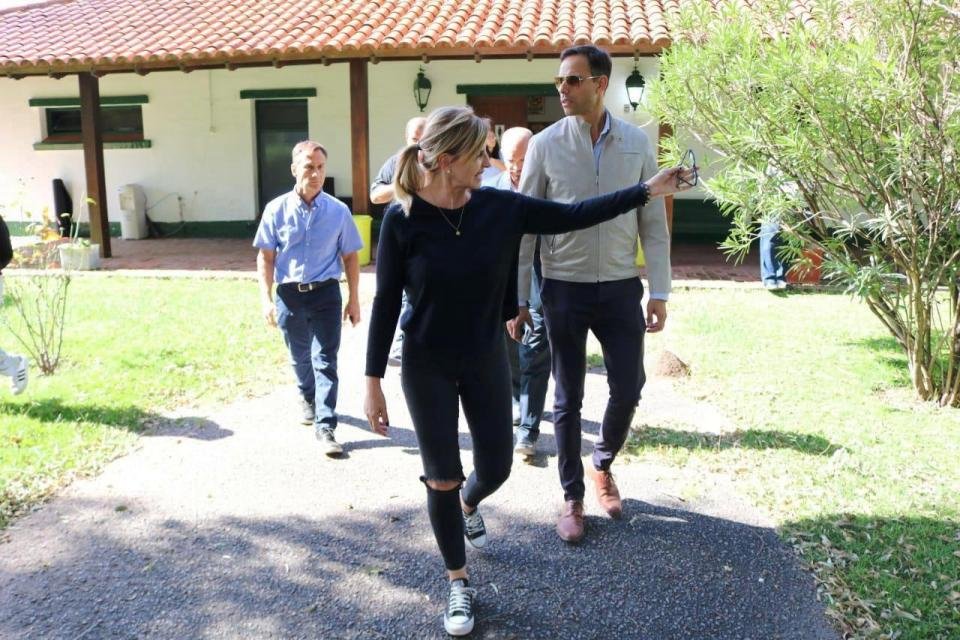  Cañuelas, la Intendenta Municipal , Visita al Centro de SMATA donde se instalará un “hotel de aislamiento”.
