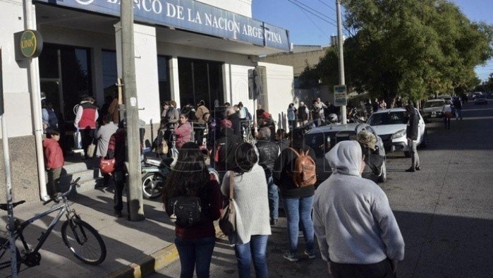 Coronavirus COVID-19, El Central dispuso la apertura de bancos el fin de semana para pago de jubilaciones y planes sociales