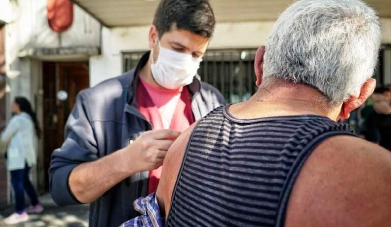 Monte Grande, en filas en los bancos el sistema de Salud del Municipio aprovecho para vacunar a los adultos mayores