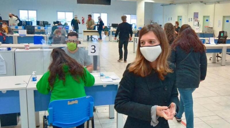 Anses: Fernanda Raverta recorrió el operativo de entrega de tarjetas Alimentar en La Plata.