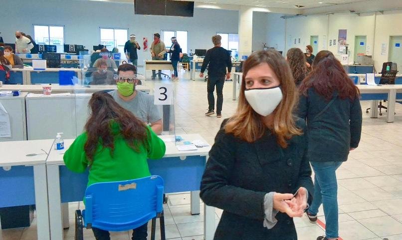 Anses: Fernanda Raverta recorrió el operativo de entrega de tarjetas Alimentar en La Plata.