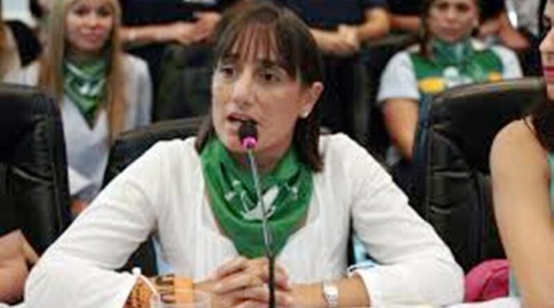 Frente de Izquierda:  en secreto entre FdT y JxC. Exigimos que se trate el aumento y ampliación de la Beca Progresar que presentamos La diputada del PO-FIT, Romina Del Plá, denunció.