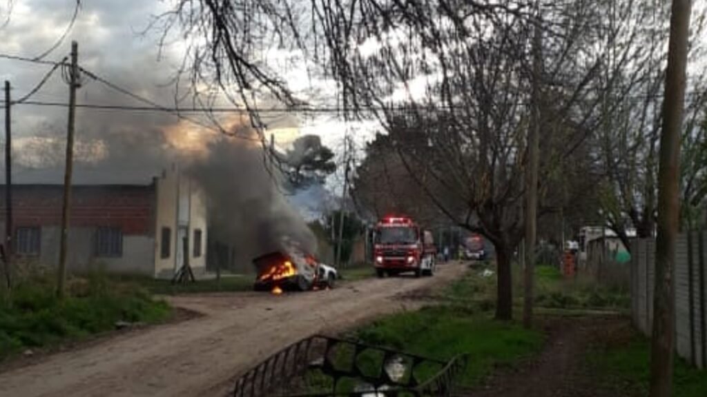 Cañuelas Barrió Libertad, pueblada prenden fuego una casa y el vehículo.