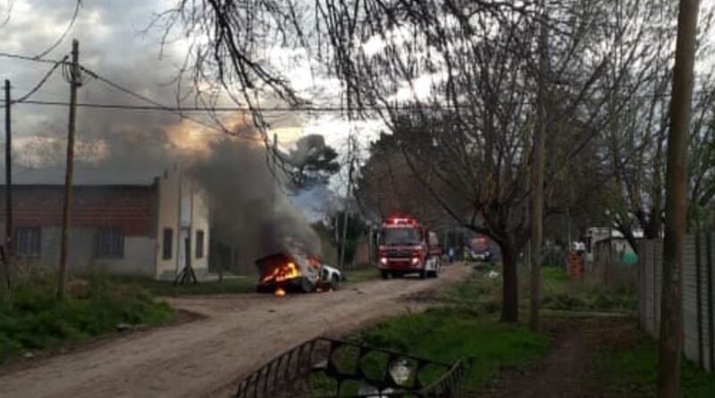 Cañuelas Barrió Libertad, pueblada prenden fuego una casa y el vehículo.