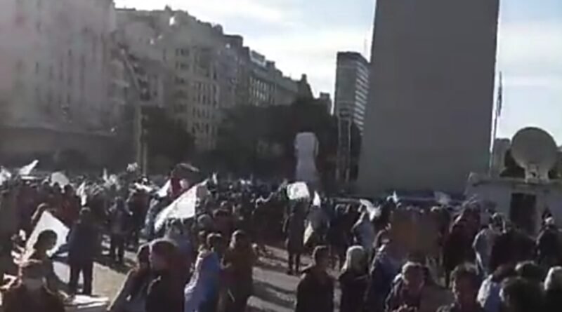 9 de Julio Banderazo en Pandemia, de personas con buen poder adquisitivo.