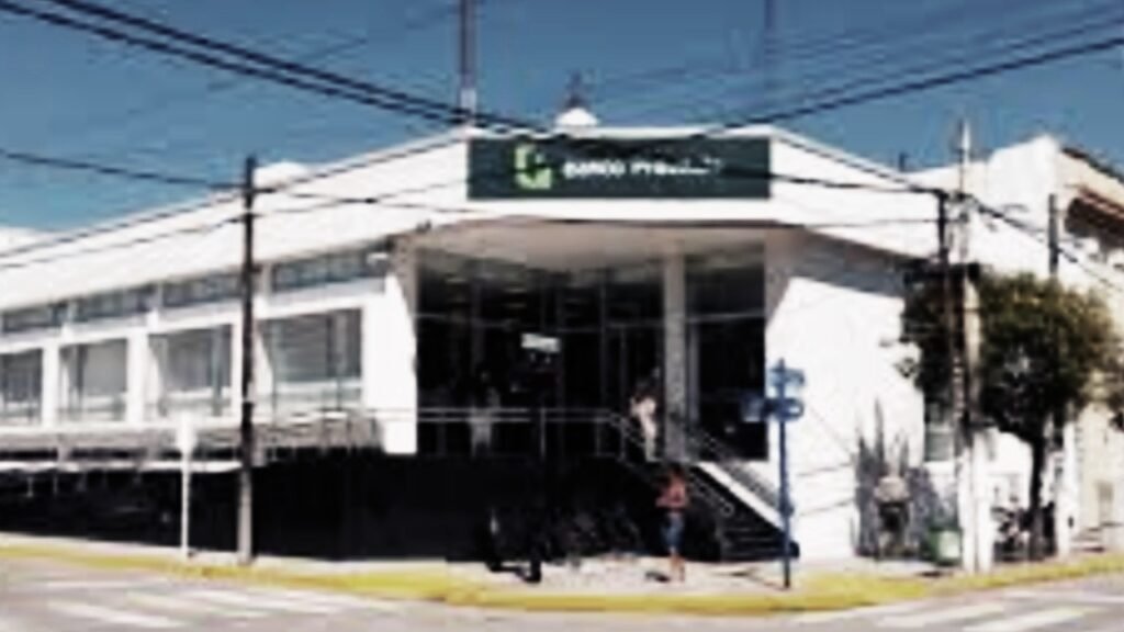 Cañuelas, Urgente Banco Provincia tarjeta de Cobró a nombre de Luis Reynoso quedó en el último cajero Ayer a las 21:45.