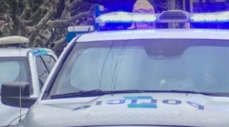 Cañuelas fútbol en el Barrio Libertad, el Móvil Policial fue interceptado a metros  por una persona que se cayó de su moto.
