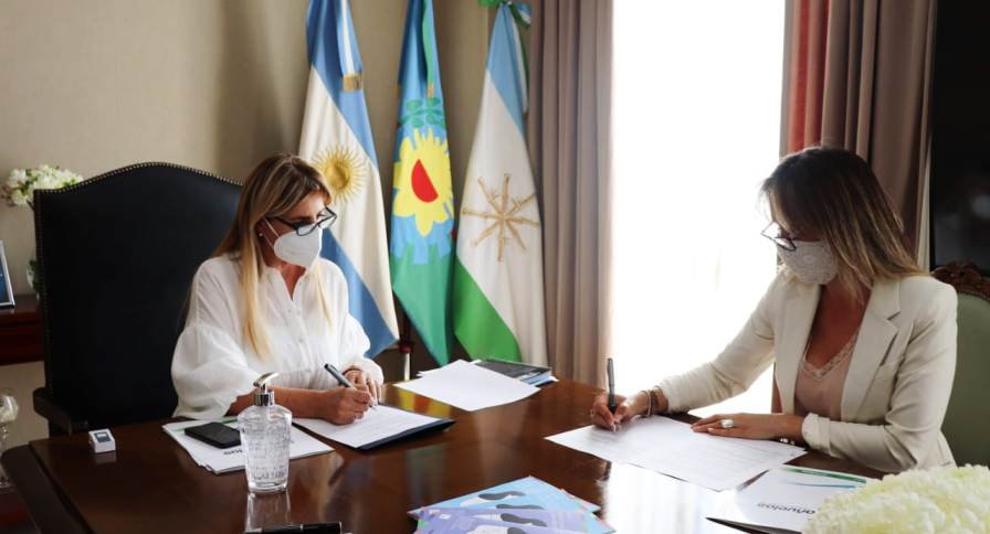 Cañuelas:  La Sra. Intendenta Municipal de Cañuelas,  Marisa Fassi  recibió a la Titular de AYSA  Sra. Malena  Galmarini.