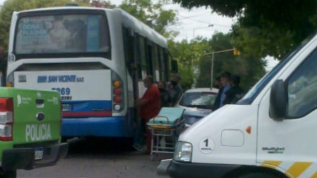 Cañuelas, Colectivo de la Empresa San Vicente "51" a gran velocidad embiste a un automóvil en Calle San Vicente y 25 de Mayo.