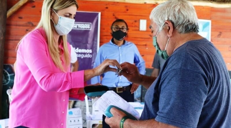Cañuelas en la Pileta Municipal, Se entregaron más de 120 pares de anteojos en el barrio Libertad.