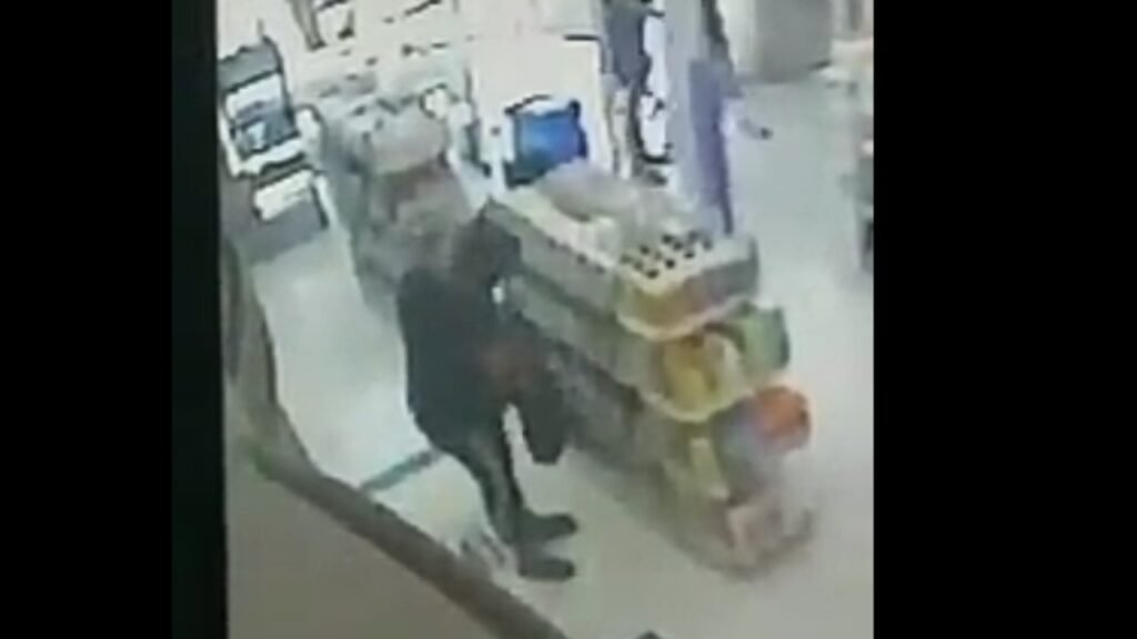 Cañuelas – Mujer robando y capturada por cámaras de seguridad en la Farmacia Punto de Salud.