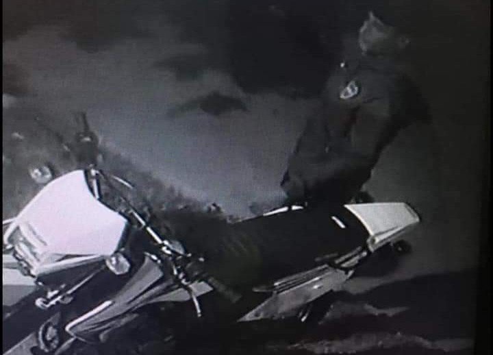 Cañuelas: dos delincuentes armados robando una moto  Honda Xr Tornado 250 patente A127MGL.
