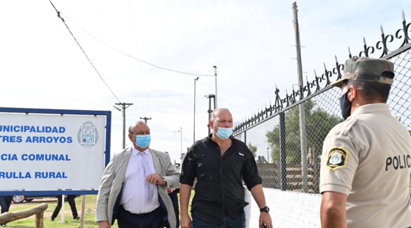 Tres Arroyos – El ministerio de Seguridad Entrega de Móviles.