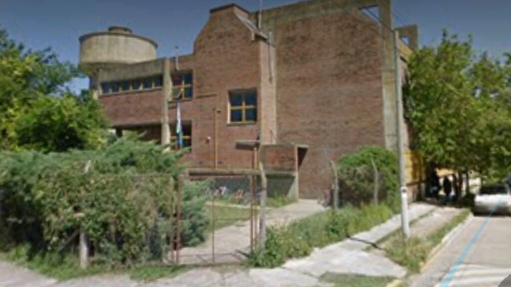 Cañuelas, Escuela Estrada llamaron a los alumnos a las 7:30,  “los dejaron a fuera”