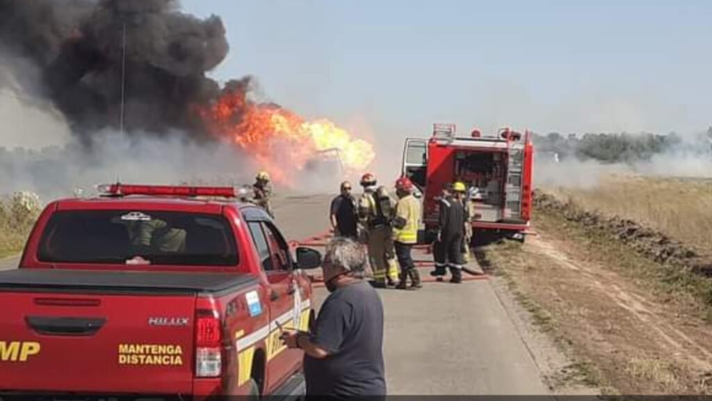 Las Heras – Camión con Garrafas  en Ruta provincial 6  Km 106 se incendio y las garrafas vuelan a 100 metros