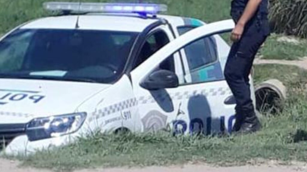 Cañuelas patrullero policial nuevo termino dentro de la zanja.