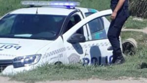 Cañuelas patrullero policial nuevo termino dentro de la zanja.