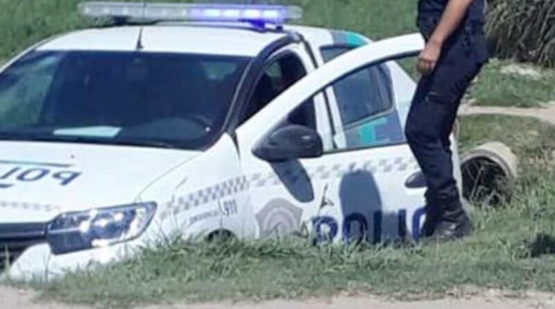 Cañuelas patrullero policial nuevo termino dentro de la zanja.