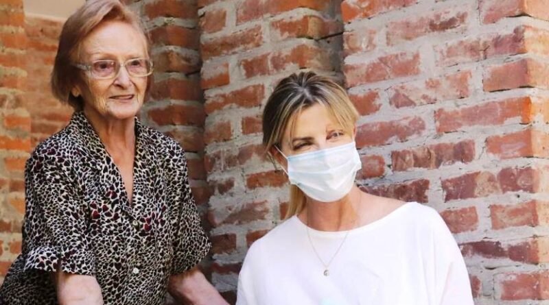 Cañuelas Marisa Fassi -reconoció a Elsa Alonso, la vacunada número un millón.
