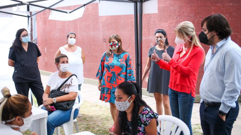 Cañuelas Marisa Fassi y Nicolás Kreplak visitaron el vacunatorio ubicado en la Escuela Técnica.