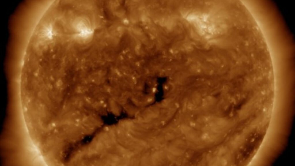 Alerta Geofísica, tormenta espacial un agujero coronal está frente a la tierra.