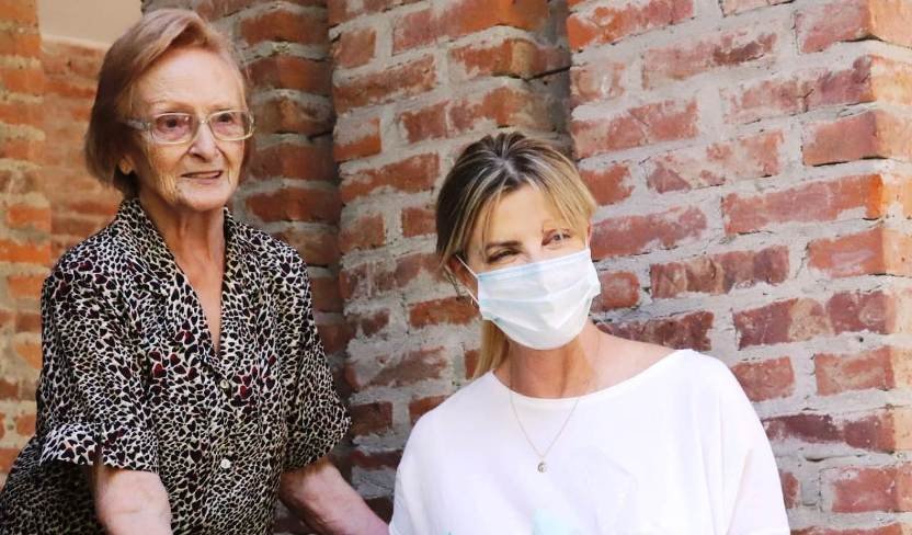 Cañuelas Marisa Fassi -reconoció a Elsa Alonso, la vacunada número un millón.