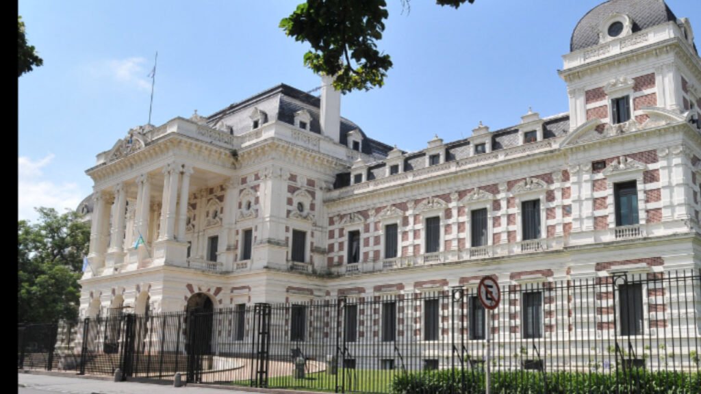 La Plata - El gobierno bonaerense no descarta mayores restricciones