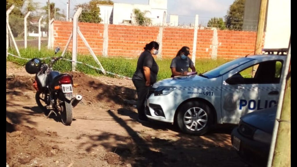 Cañuelas –  espectacular persecución Policial  a una mujer en moto, con toda la documentación.
