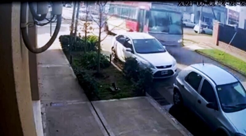 Cañuelas Colectivo escolar embiste a un automóvil estacionado se da a la fuga.