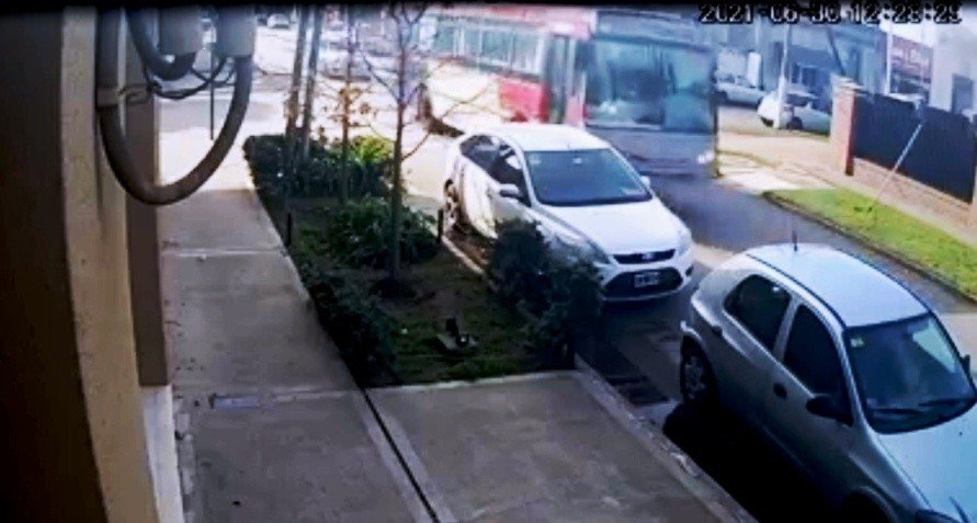 Cañuelas Colectivo escolar embiste a un automóvil estacionado se da a la fuga.