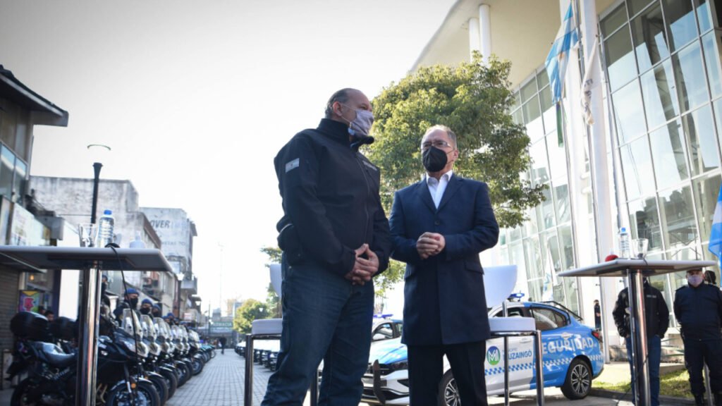 Ituzaingó - El Ministro Sergio Berni entregó móviles Policiales.