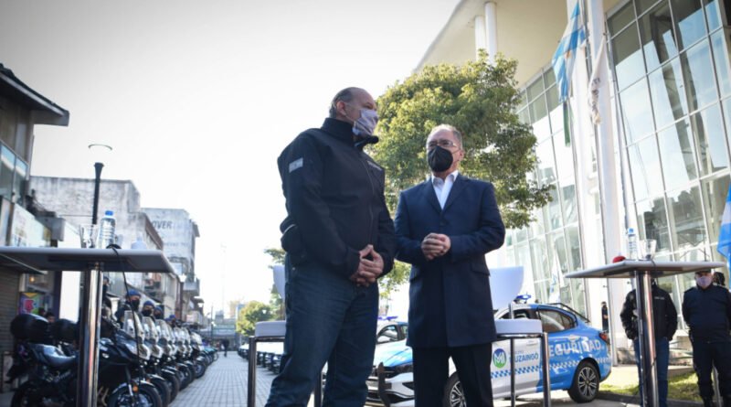 Ituzaingó – El Ministro Sergio Berni entregó móviles Policiales.