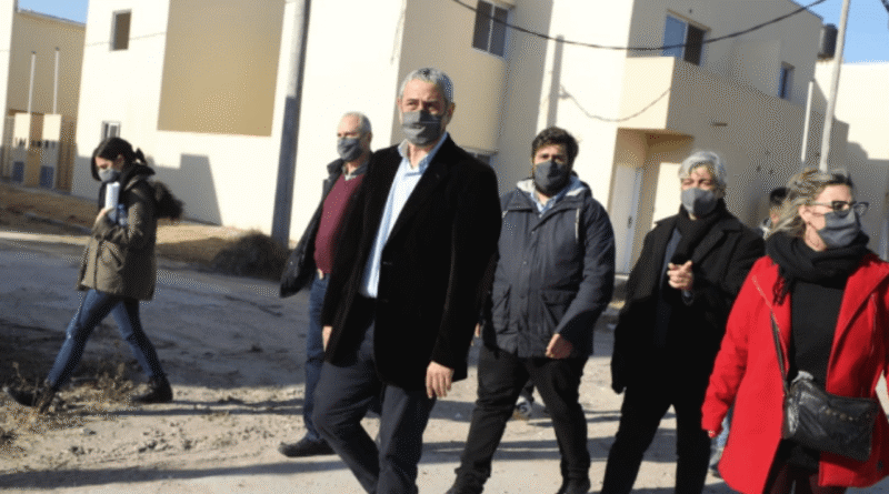 Lanús: Ferraresi recorrió viviendas abandonadas durante el gobierno de Mauricio Macri