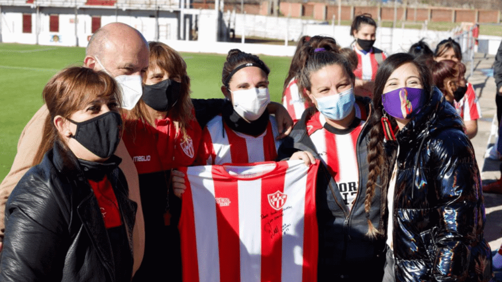Cañuelas – se entregaron  22 equipos térmicos para la liga femenina de fútbol.