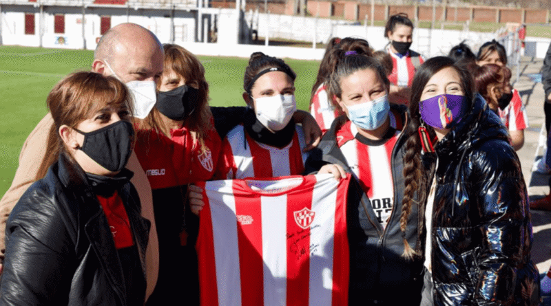 Cañuelas – se entregaron  22 equipos térmicos para la liga femenina de fútbol.